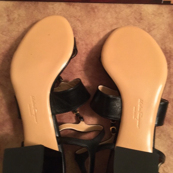 🍁ON SALE🍂SALVATORE FERRAGAMO NWOT AUTHENTIC SOFT BLK LEATHER & GOLD LOGO SANDALS - Picture 7 of 8